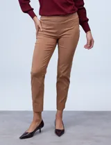 Pantalón de gabardina elastizada azul marino, marca Zac & Rachel, de corte recto, pretina ancha pespunteada y largo al tobillo. Tiene bolsillos simulados.