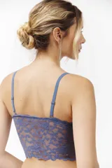 Bralette de encaje color mostaza, con diseño femenino y tirantes ajustables.