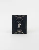 Cadena corta plateada con dije rectangular con el signo zodiacal Aries y un dije redondo pequeño.