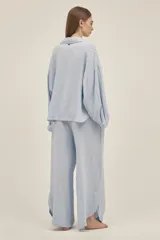 Camisa celeste de lino y viscosa, de manga larga y corte holgado.