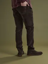 Pantalón de pana marrón de corte recto.