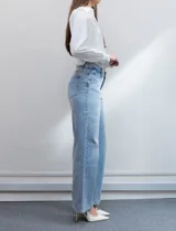 Jean wide leg de tiro medio, marca DJEANS, color celeste. Pretina con pasadores, botón y cierre. Delantera con bolsillos inclinados, trasera con bolsillos aplicados.