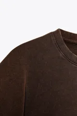 Camiseta blanca de algodón con cuello redondo y mangas cortas tipo capa.