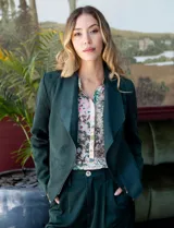 Chaqueta en símil suede de color verde, con cuello con solapa y cierre metálico, equipada con bolsillos frontales.
