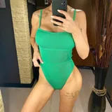 Traje de baño entero verde con breteles finos regulables y almohadillas desmontables.