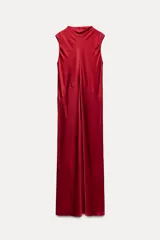 Vestido midi rojo de satén con cuello alto y sisas amplias. Cierre en la espalda con abertura y botones.