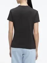 Remera negra de algodón con corte slim fit, cuello redondo y logo "ck" bordado en el pecho.