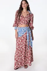 Falda larga color beige, con detalle drapeado en la cintura y abertura lateral.