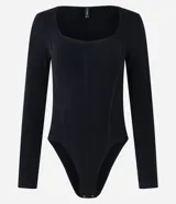 Body negro de manga larga, con escote cuadrado y confeccionado en poliamida seamless.
