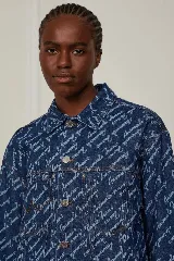 Campera de jean azul con estampado de logomanía en blanco. Corte recto, cuello clásico, cierre con botones metálicos y bolsillos delanteros. Marca Animale Jeans.