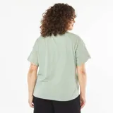 Remera verde claro de manga corta con detalle de macramé en las mangas. Tiene cuello redondo y corte holgado.