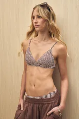 Top de bikini con estampado de rayas horizontales en color marrón y blanco.