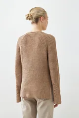 Sweater tostado de tejido de punto con escote en V y mangas largas acampanadas.