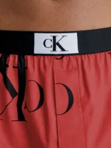Bóxer rojo de algodón con estampado del logo de Calvin Klein en negro. Cintura elástica negra con logo de la marca en blanco.