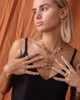 Anillo ancho de bronce con textura irregular.