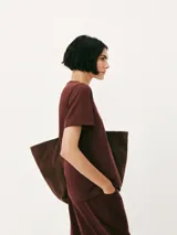 Remera color marrón claro, de corte recto, con cuello redondo y mangas cortas.