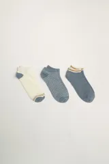 Pack de tres pares de medias soquete de algodón en diferentes diseños: un par liso color crema con puntera y talón azul, un par a rayas horizontales azules y blancas, y un par liso color azul con doble raya horizontal en el borde superior.