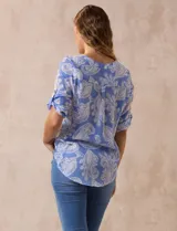 Blusa de gasa estampada azul con diseño paisley, marca Ruby Rd. Cuello a la base, escote en v y abertura con botones. Delantera con bolsillos. Largo de manga regulable con presilla y botón. Terminación de ruedo con nudo.