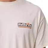 Remera beige de manga corta con cuello redondo y logo estampado en el pecho.