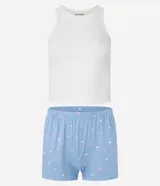 Conjunto de pijama short doll confeccionado en ribana, compuesto por musculosa y short con elástico en la cintura y estampado de corazones.