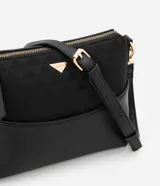 Bolso bandolera mediano de poliuretano negro con textura en relieve y logo triangular dorado. Tiene correa larga ajustable y desmontable, cierre de cremallera y bolsillo externo delantero.