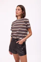 Short de cuero color marrón oscuro, de corte ancho y tiro alto.