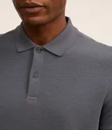 Remera polo de hombre, corte slim, color gris claro, confeccionada en tejido de media malla acanalada de algodón.