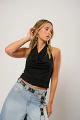 Top negro con cuello halter y drapeado, confeccionado en tejido de punto suave.