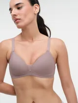 Soutien triangular color lila, con breteles regulables y espalda con gancho.