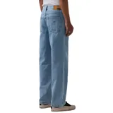 Pantalón de mezclilla azul claro con corte recto y diseño clásico.