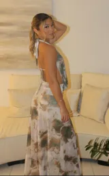 Vestido largo de microtul con estampado tie-dye en tonos beige y marrón, escote halter con espalda descubierta y falda con transparencia.