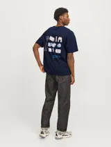 Camiseta azul marino de manga corta y cuello redondo con estampado en la espalda de elementos de camping y la frase "HIKE ESSENTIALS ESCAPE INTO NATURE AND EXPLORE THE UNKNOWN".