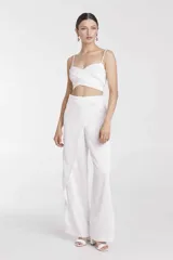 Pantalón de vestir blanco de corte recto.