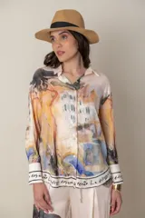 Camisa de satén de seda estampada, de color natural con estampado en tonos de naranja, verde y lilas, con puños anchos y terminación de guarda.