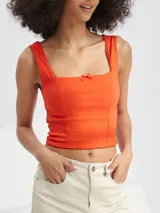 Top corto color rojo con breteles finos y escote cuadrado.