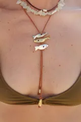 Gargantilla con hilo de algodón color camel y tres dijes de peces realizados en bronce, alpaca y plata 925.