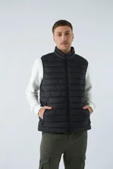 Chaleco de nylon azul marino para hombre con logo en goma y bolsillos con cierre.