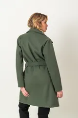 Tapado italiano de cashmere negro, modelo recto con lazo y bolsillos laterales.
