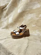 Sandalias con plataforma de gamuza color marrón y tiras de cuero sintético plateado.