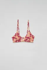 Top de bikini con estampado de flores en tonos naranja y blanco, con corte triangular y tirantes finos.