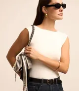 Blusa sin mangas color blanco, con cuello redondo y espalda abierta con escote en U.