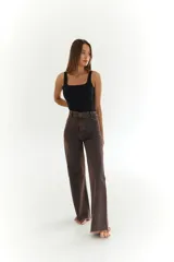 Pantalón de jean color marrón con corte recto y ruedo desflecado.