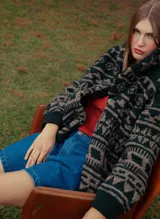 Saco de lana con capucha, base topo y detalles en verde.