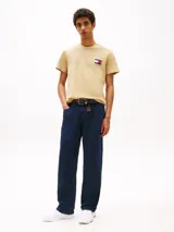 Remera beige de corte slim con cuello redondo y logo de Tommy Jeans en el pecho. Confeccionada en algodón.