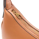 Cartera tipo hobo color suela, de cuero sintético, con asa de hombro ajustable, forro interior textil y bolsillo interno con cierre.