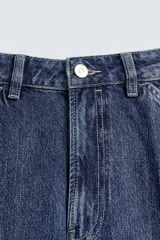 Pantalón de jean azul de corte recto y relajado, con bolsillos laterales tipo cargo con solapa.