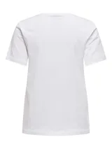 Camiseta blanca de punto con cuello redondo y mangas cortas. Estampado frontal con la frase "Sweet dreams are made of cheese" y dibujos de una vela, una copa, uvas y una tabla de quesos.