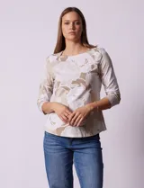 Remera de algodón estampada, marca Ruby Rd. Manga ¾ y escote cuadrado.