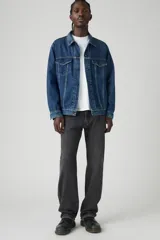Pantalón de jean negro de corte recto y tiro medio.