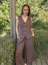 Chaleco blanco de lino con corte sastrero y botones de coco.